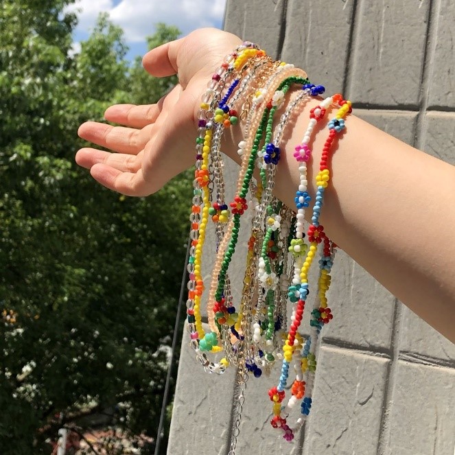 Bunte Armbänder Schmucktrend Sommer